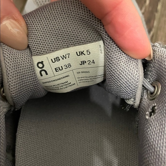 Womens On Running (on cloud). Small size 7. Pink and gray. - Picture 4 of 7